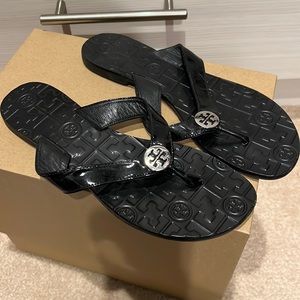 Black thong Tory Burch flip flops
